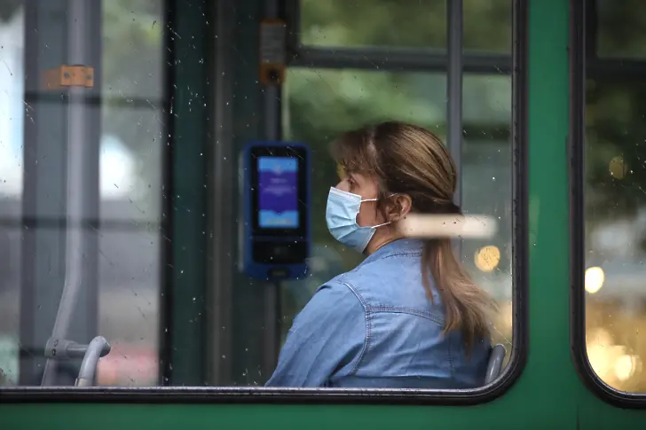 Носенето на маски в градския транспорт отпада в четвъртък