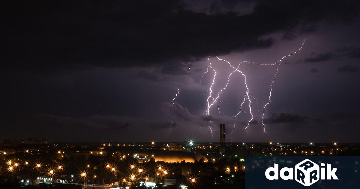 Жълт код за гръмотевични бури и интензивни валежи е обявен