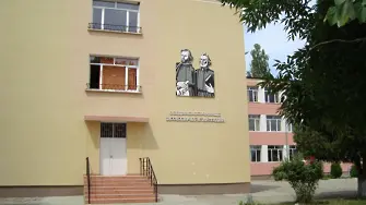 Ремонтират двора на училището в кв. Черноконево