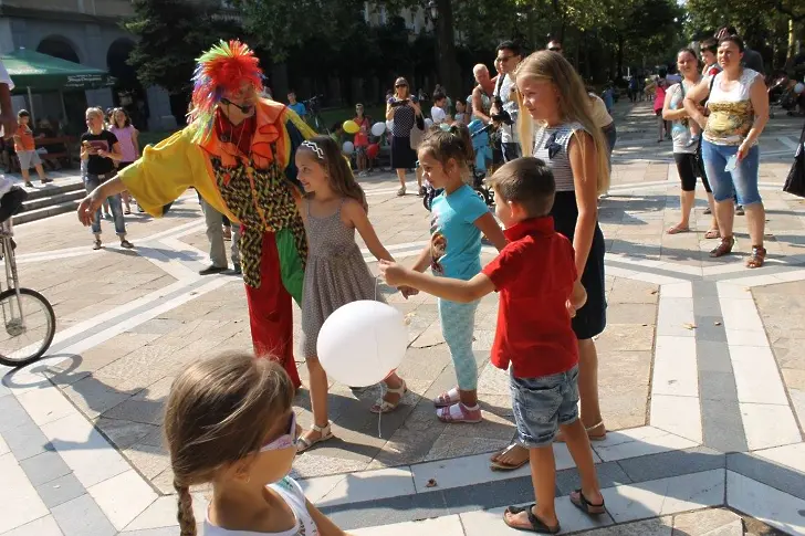 Детски празник с най-дългата картичка за Димитровград