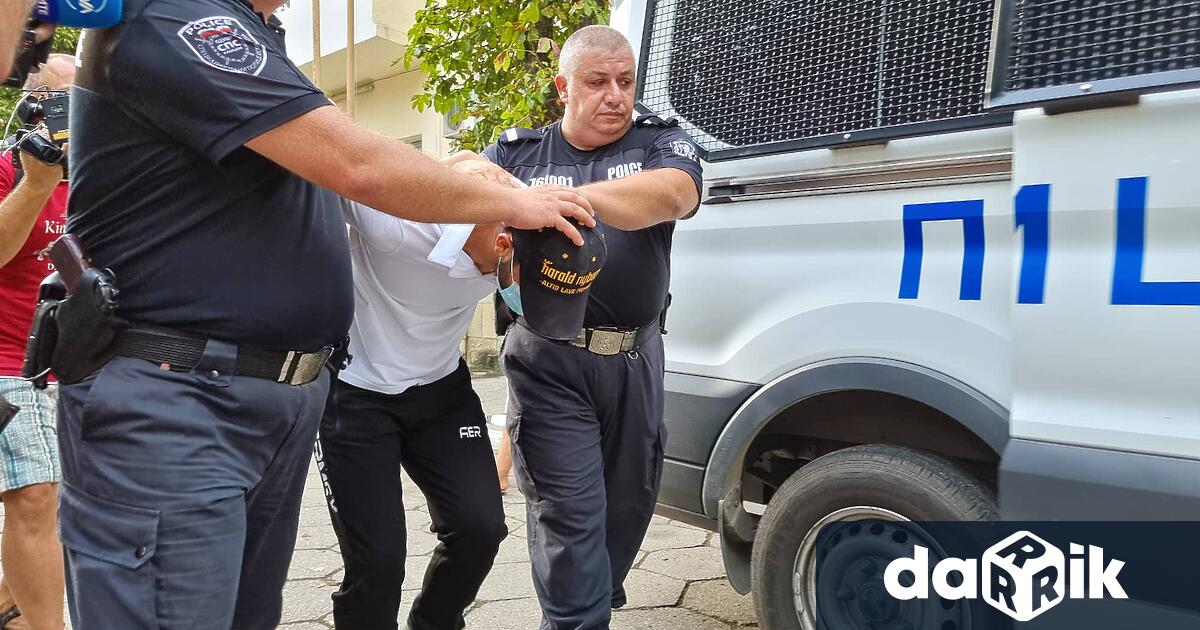 Полицаи отведоха от ареста в Първомай другиятзадържан за тежката катастрофа