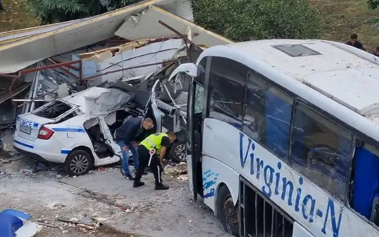 Двама полицаи са загинали в Бургас, след като автобус с мигранти блъска патрулка