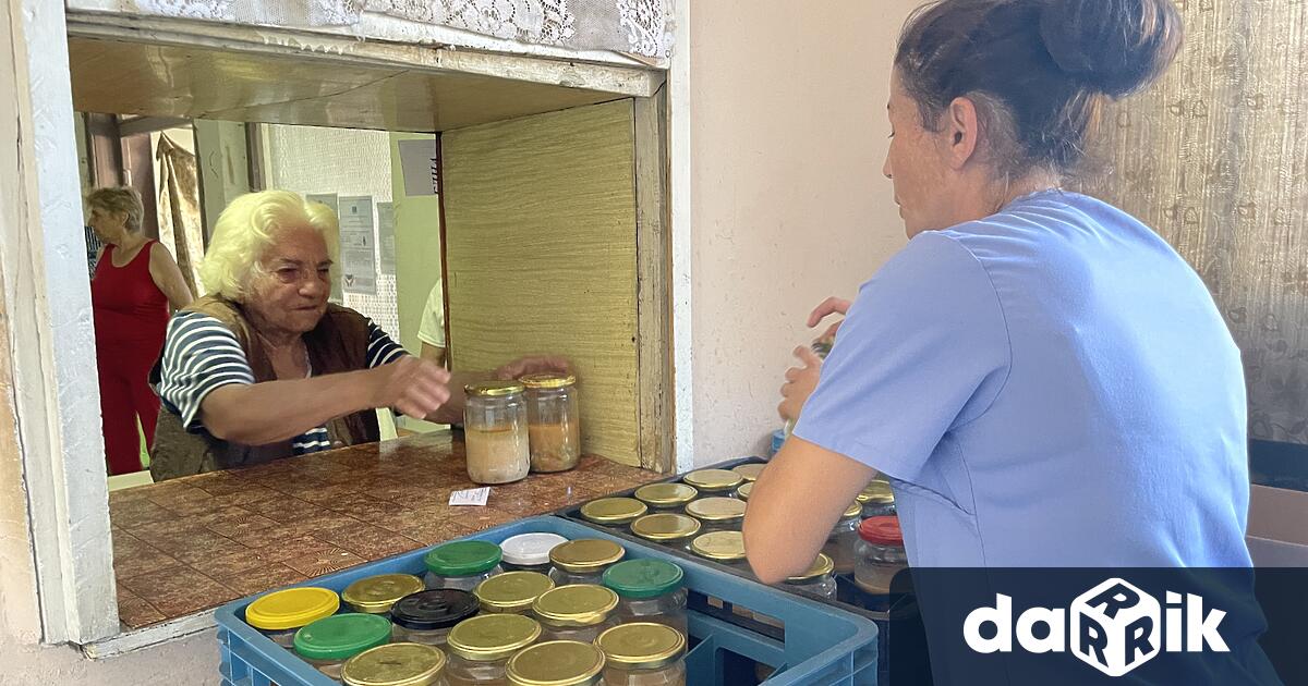 Продължава раздаването на топъл обяд на нуждаещи се лица в