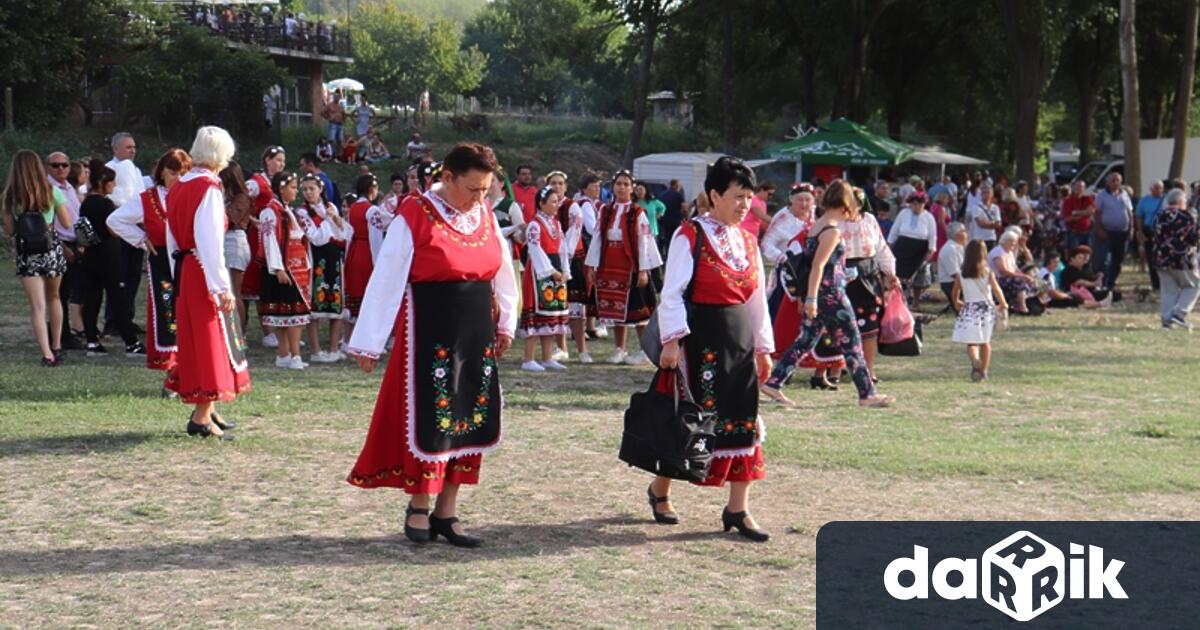 Хиляди хора от цялата страна се стекоха, за да се