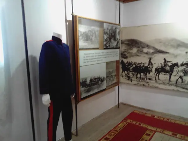 Две казашки униформи могат да се видят в музея в Бяла