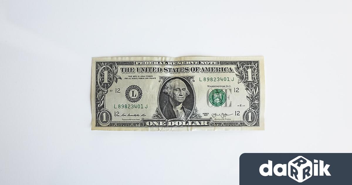 Доларът се понижи под 20-годишния си връх, докато еврото бе