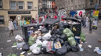 Единбург осъмна заринат в боклук заради стачка на сметосъбиращите фирми