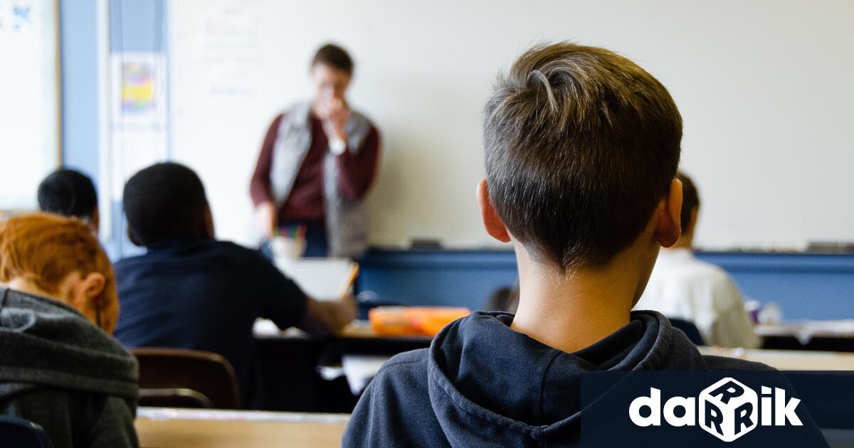 С половин час седмично се увеличават часовете по български и