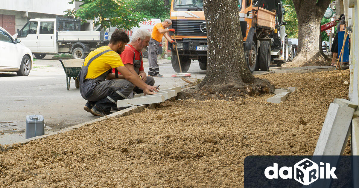 Стълбите, водещи към Музея на транспорта, районът около Паметника на