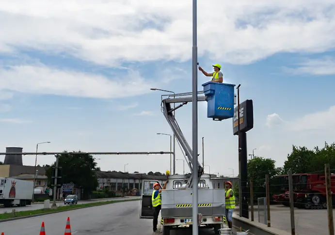 Започна ремонт на стълбовете за улично осветление по булевардите „България“ и „Тутракан“