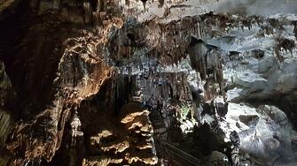 Около 40 000 души годишно посещават пещерата Леденика край Враца