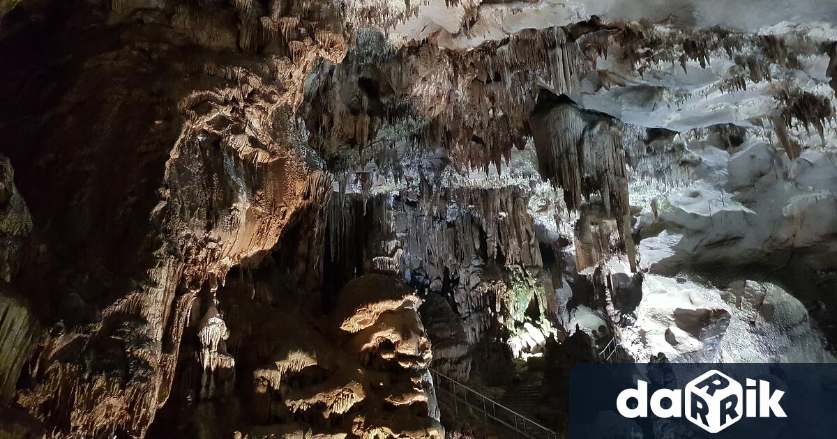 Около 40 000 души годишно посещават пещерата Леденика“ край Враца,