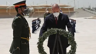 Радев отдаде почит пред Мемориала на загиналите в ОАЕ (снимки)