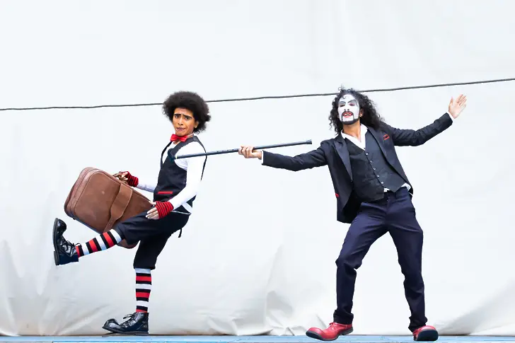 Мексиканските клоуни Котън и Моп, които бяха арестувани в София, обикалят България