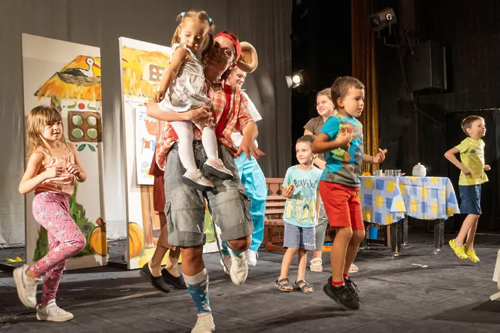 Детски спектакъл на украински език от ДТ Габрово ще пътува сред украинските общности в страната
