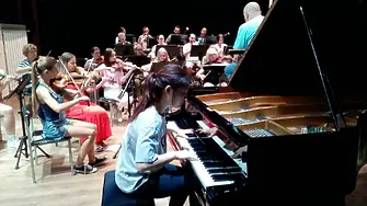 Корейската пианистка Джунгхуа Ли  е солист в утрешния концерт на Симфониета Враца 
