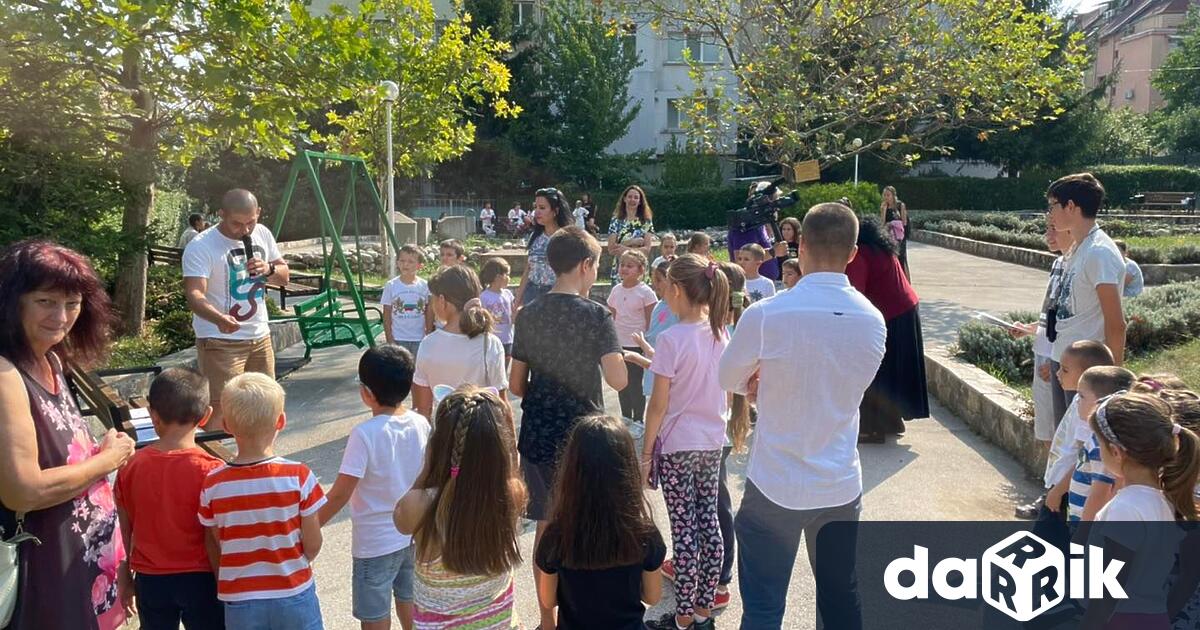 Възпитаници на детски градини от Враца, младежи и техните родители