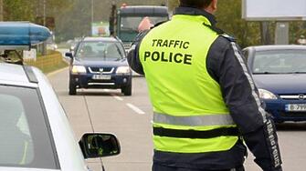 Шофьор подхвърли 10 евро на пътен полицай за да не