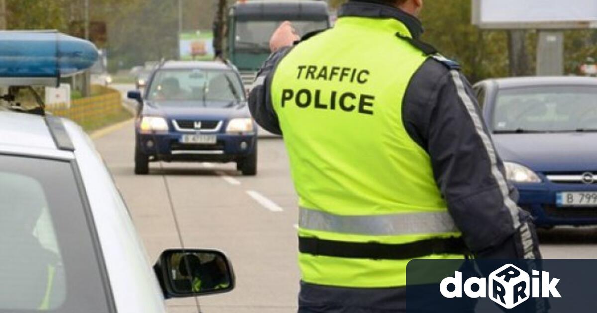 Шофьор подхвърли 10 евро на пътен полицай, за да не