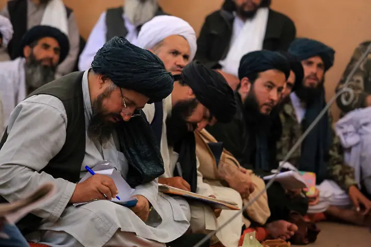 С фойерверки: Талибаните празнуват една година незавимост от Америка (видео)