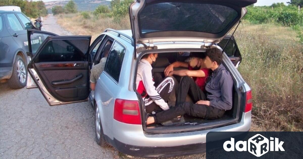 Арестуваха жена от София, която превозвала в автомобила си 5-ма