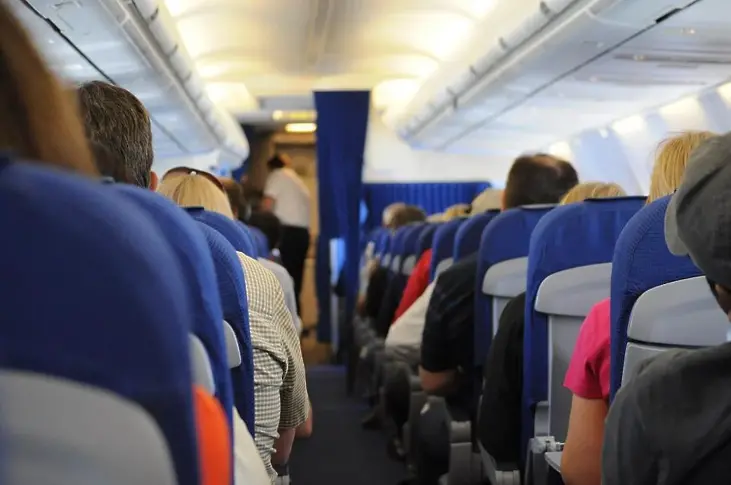 Пътник изпрати голата си снимка на останалите пасажери в самолет (видео)