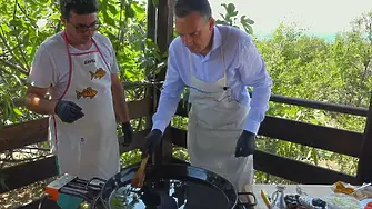 Топ кулинарите да гледат: Бургаският кмет готви паеля ала Св. Анастасия 