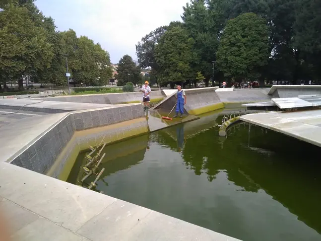 Извършва се еднодневно почистване и профилактика на големия фонтан в Плевен