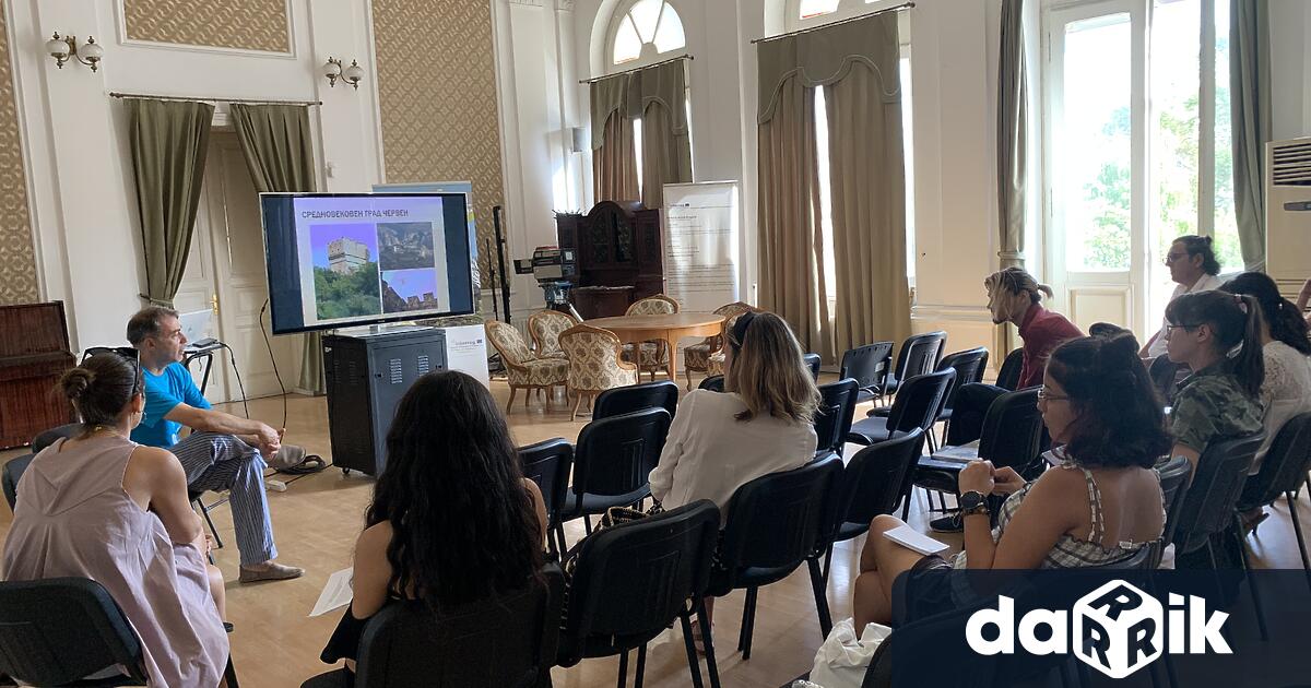 В обучението участват студенти и докторанти от Нов български университет