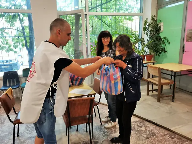 Незрящи от общините Мездра и Роман получиха дарение от Фондация „Българска хранителна банка“ и от Гората.бг 