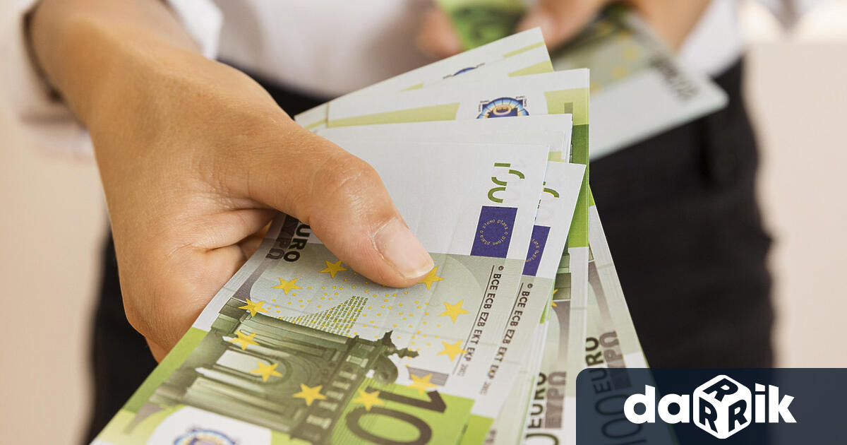 Курсът на еврото спрямо долара днес отново спадна под границата