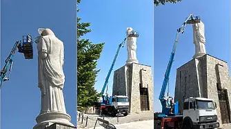 Укрепват статуята на Света Богородица в Хасково