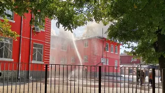 Изгоря покривът на училище „Душо Хаджидеков“