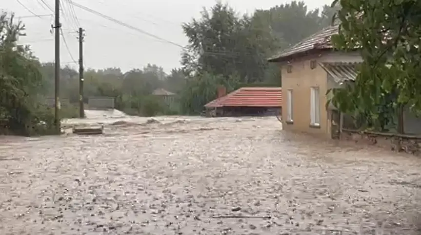 Карловско е под вода, реката заля къщи и улици (видео)