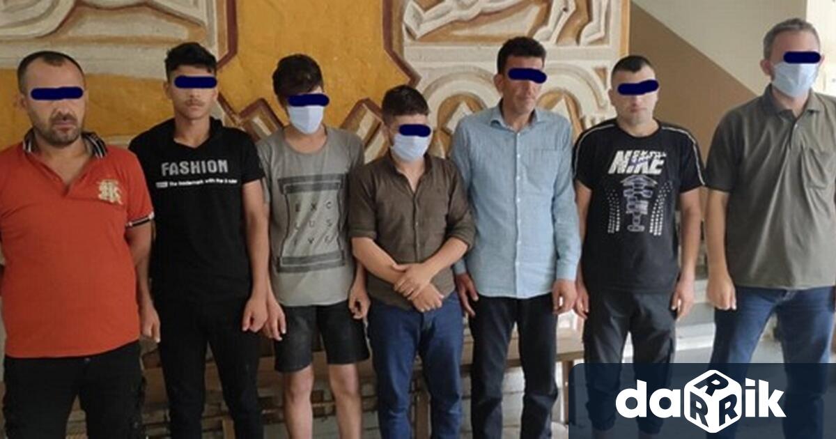 Шестима мъже, самоопределящи се за афганистанци, са заловени в 3