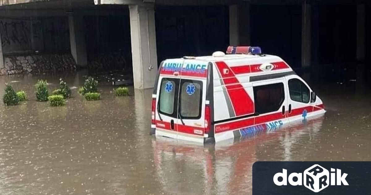 Силна буря с проливен дъжд, град с големината на орех,