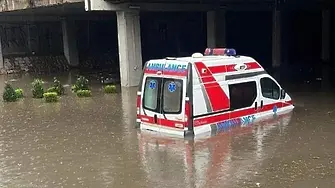 Силна буря наводни улиците в Скопие (видео)