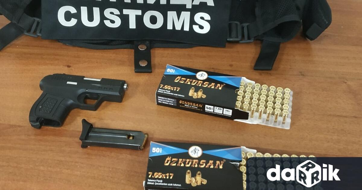 Пистолет без надписи и сериен номер и 106 бойни патрона