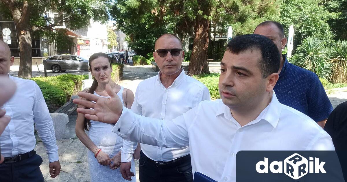 Регистрираме пълна листа от 28 кандидат-народни представители. В нея са