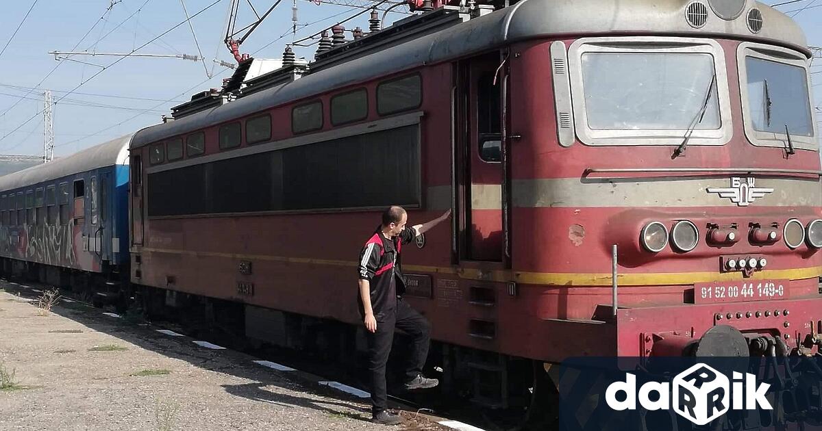 Мъж е бил ударен от пътнически влак, в района на