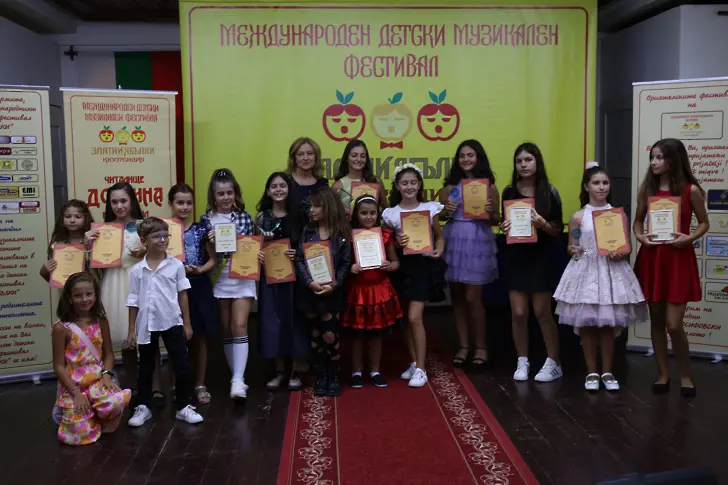 Виктория Тодорова и Джулия Канева спечелиха големите награди „Златни ябълки”
