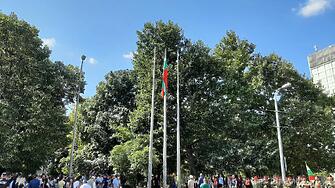 С церемония по издигане на националното знаме на Република България