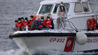 Четигодишно момиченце пътувало в кораб с мигранти почина след катопо