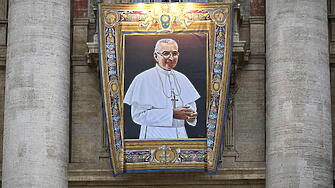 Папа Франциск отслужи меса за беатификация на папа Йоан Павел