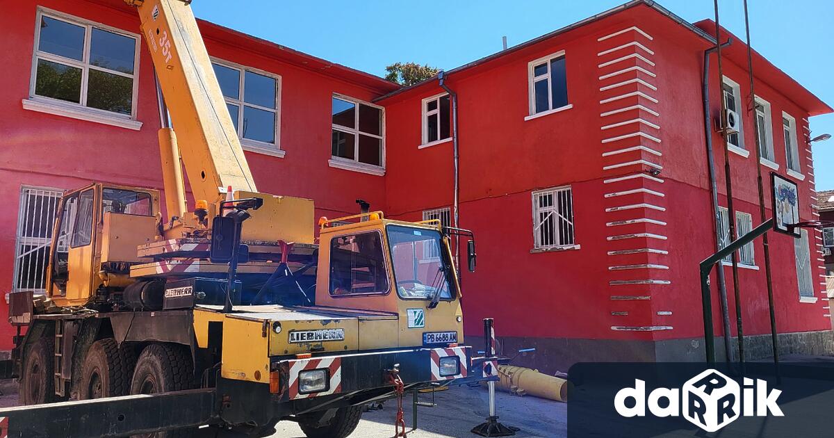 Ремонтът на покрива на ОУ Душо Хаджидеков“ вече е започнал.