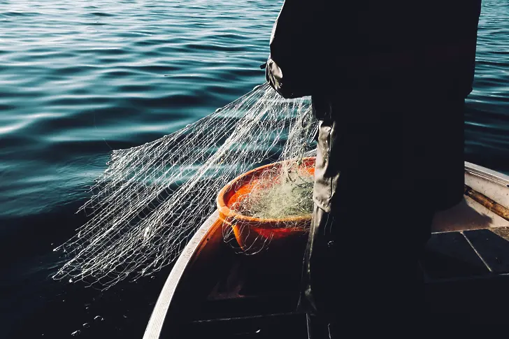 Рибар оцеля 11 дни в морето, скрит във фризер (видео)