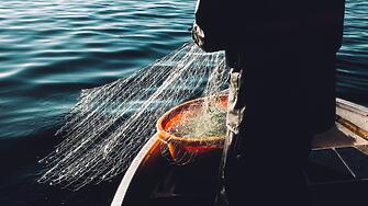 Рибар оцеля 11 дни в морето скрит във фризер след