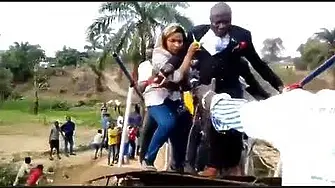 Мост се срути при официално откриване в Конго (видео)