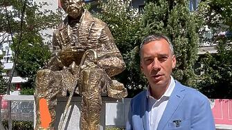 Кметът Димитър Николов показа завършения вече паметник на Александър Георгиев