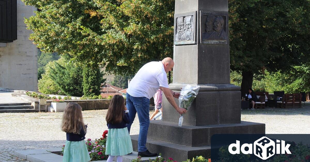 С полагане на венци и цветя пред паметника на Георги